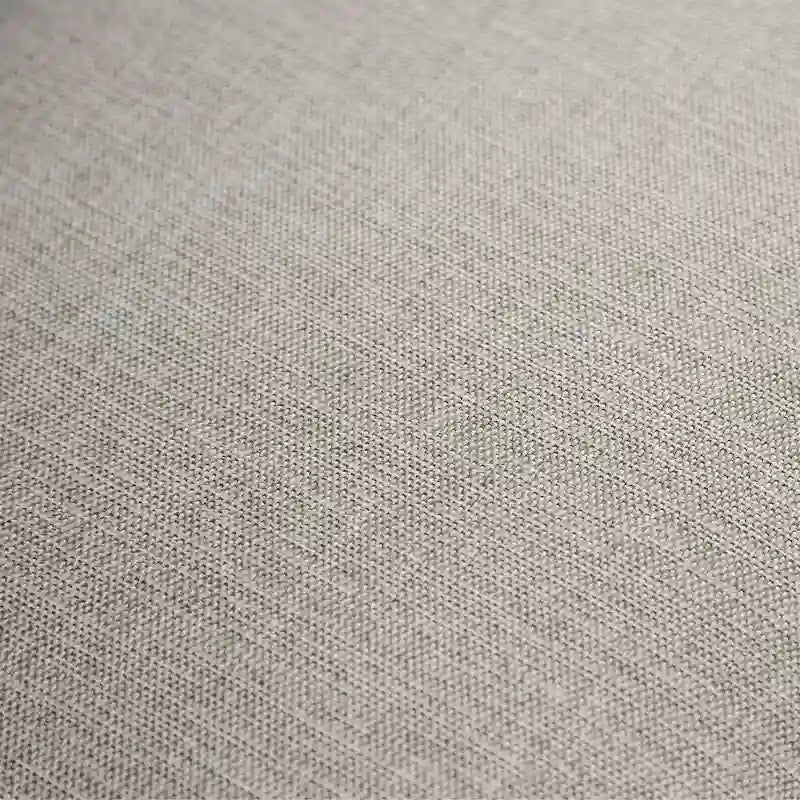 Canapé en tissu gris clair de style transitoire bleu, avec garniture cloutée et coussins décoratifs.