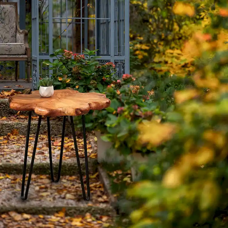 Table basse en bois massif à quatre panneaux avec pieds épingles