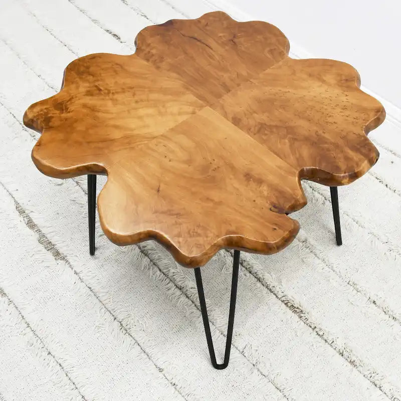Table basse en bois massif à quatre panneaux avec pieds épingles