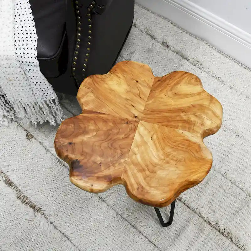 Table basse en bois massif à quatre panneaux avec pieds épingles