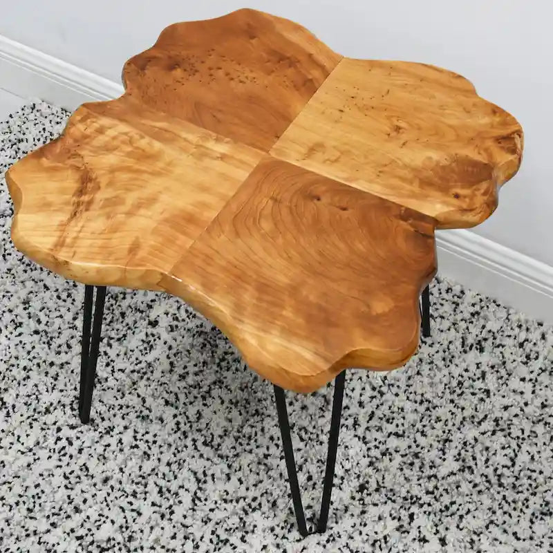 Table basse en bois massif à quatre panneaux avec pieds épingles