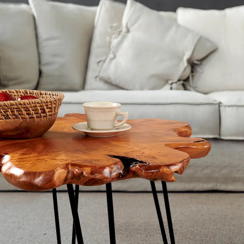 Table basse en bois massif à quatre panneaux avec pieds épingles