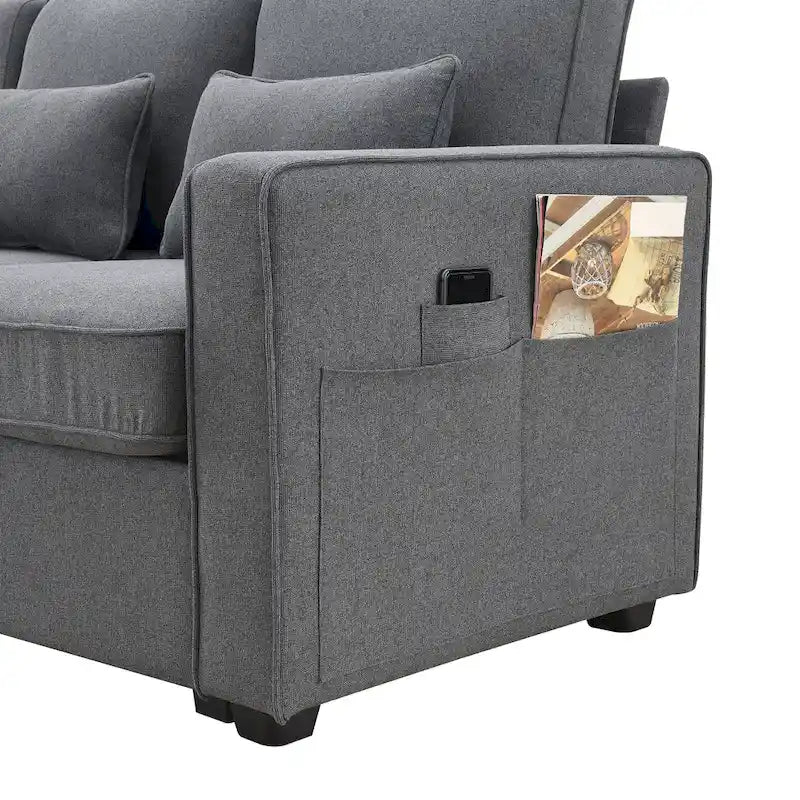 Canapé rembourré avec console, deux porte-gobelets et deux ports USB prenant en charge la recharge filaire ou sans fil ; style minimaliste moderne.
