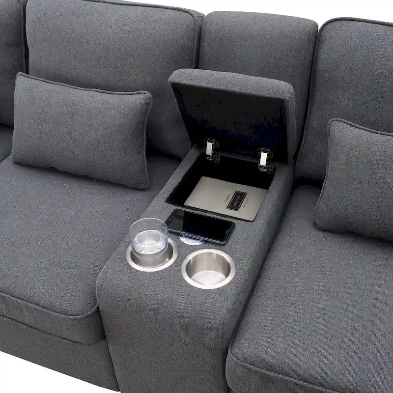 Canapé rembourré avec console, deux porte-gobelets et deux ports USB prenant en charge la recharge filaire ou sans fil ; style minimaliste moderne.
