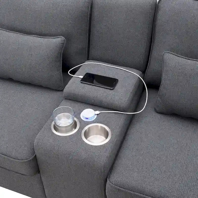 Canapé rembourré avec console, deux porte-gobelets et deux ports USB prenant en charge la recharge filaire ou sans fil ; style minimaliste moderne.