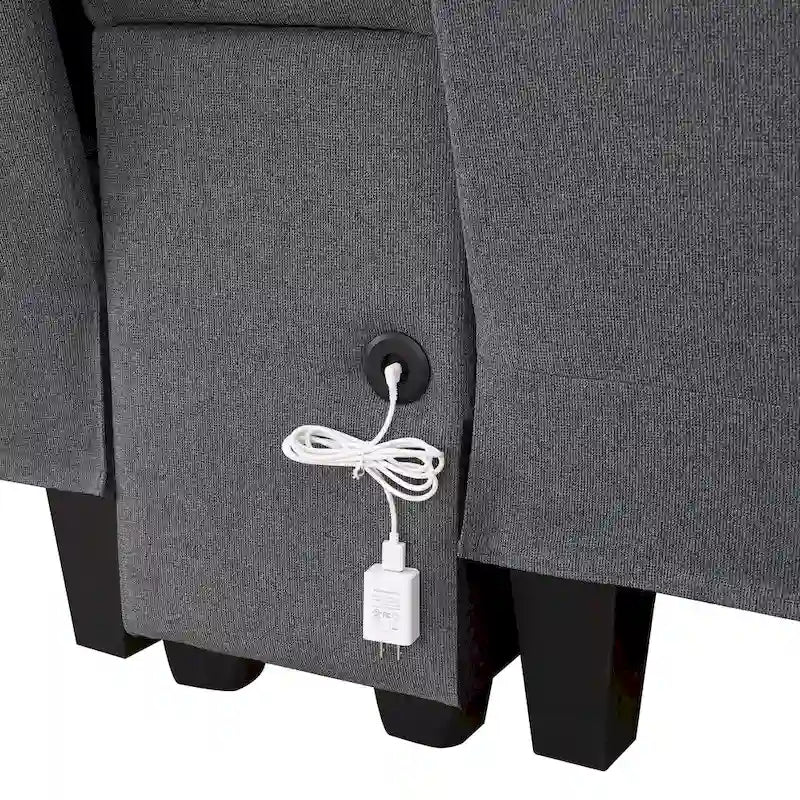 Canapé rembourré avec console, deux porte-gobelets et deux ports USB prenant en charge la recharge filaire ou sans fil ; style minimaliste moderne.