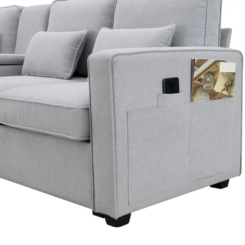 Canapé rembourré avec console, deux porte-gobelets et deux ports USB prenant en charge la recharge filaire ou sans fil ; style minimaliste moderne.