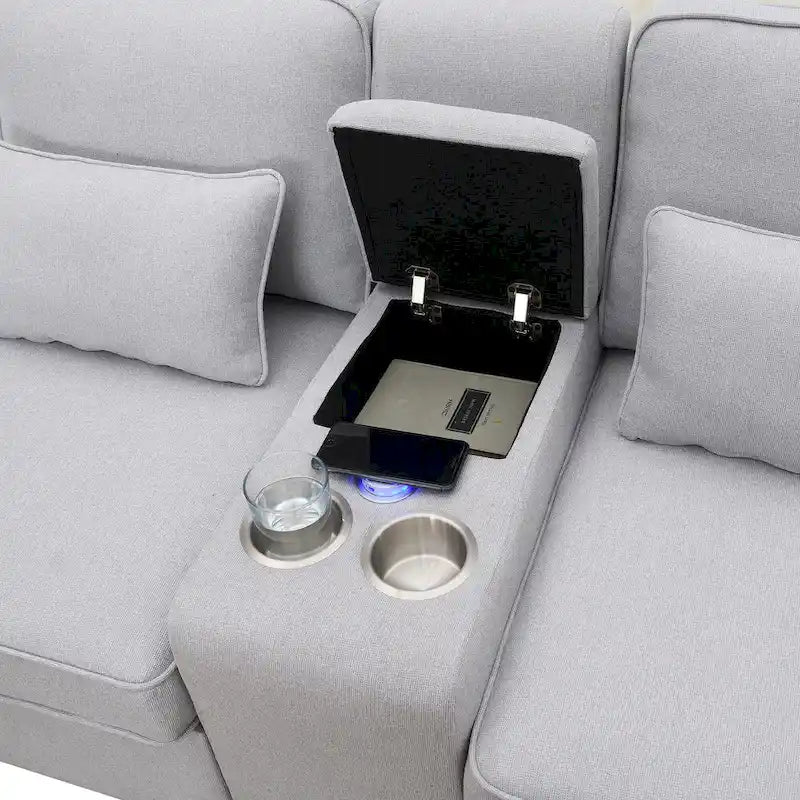 Canapé rembourré avec console, deux porte-gobelets et deux ports USB prenant en charge la recharge filaire ou sans fil ; style minimaliste moderne.