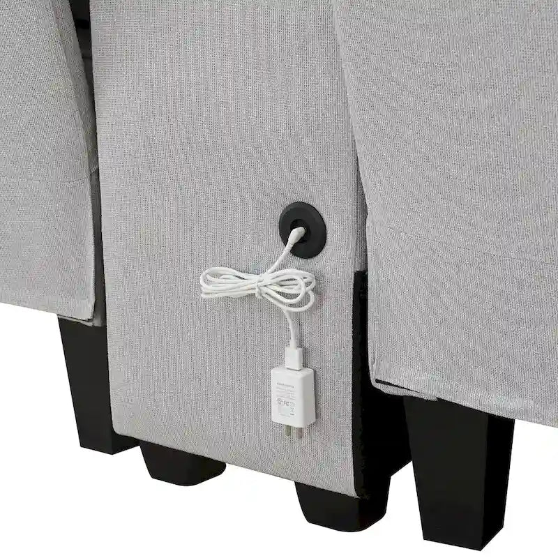 Canapé rembourré avec console, deux porte-gobelets et deux ports USB prenant en charge la recharge filaire ou sans fil ; style minimaliste moderne.
