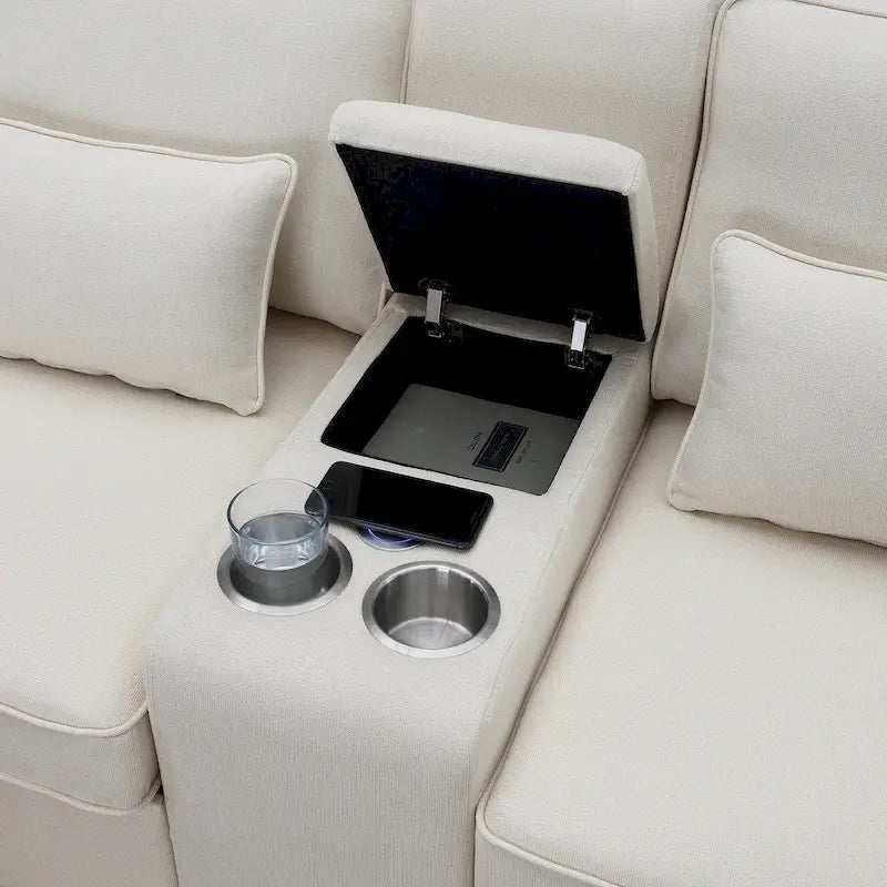 Canapé rembourré avec console, deux porte-gobelets et deux ports USB prenant en charge la recharge filaire ou sans fil ; style minimaliste moderne.