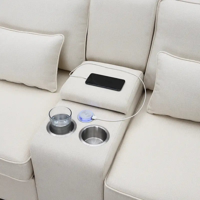 Canapé rembourré avec console, deux porte-gobelets et deux ports USB prenant en charge la recharge filaire ou sans fil ; style minimaliste moderne.
