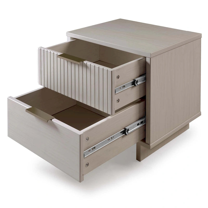 Ensemble de 2 tables de chevet médiévales en bois massif à double tiroir